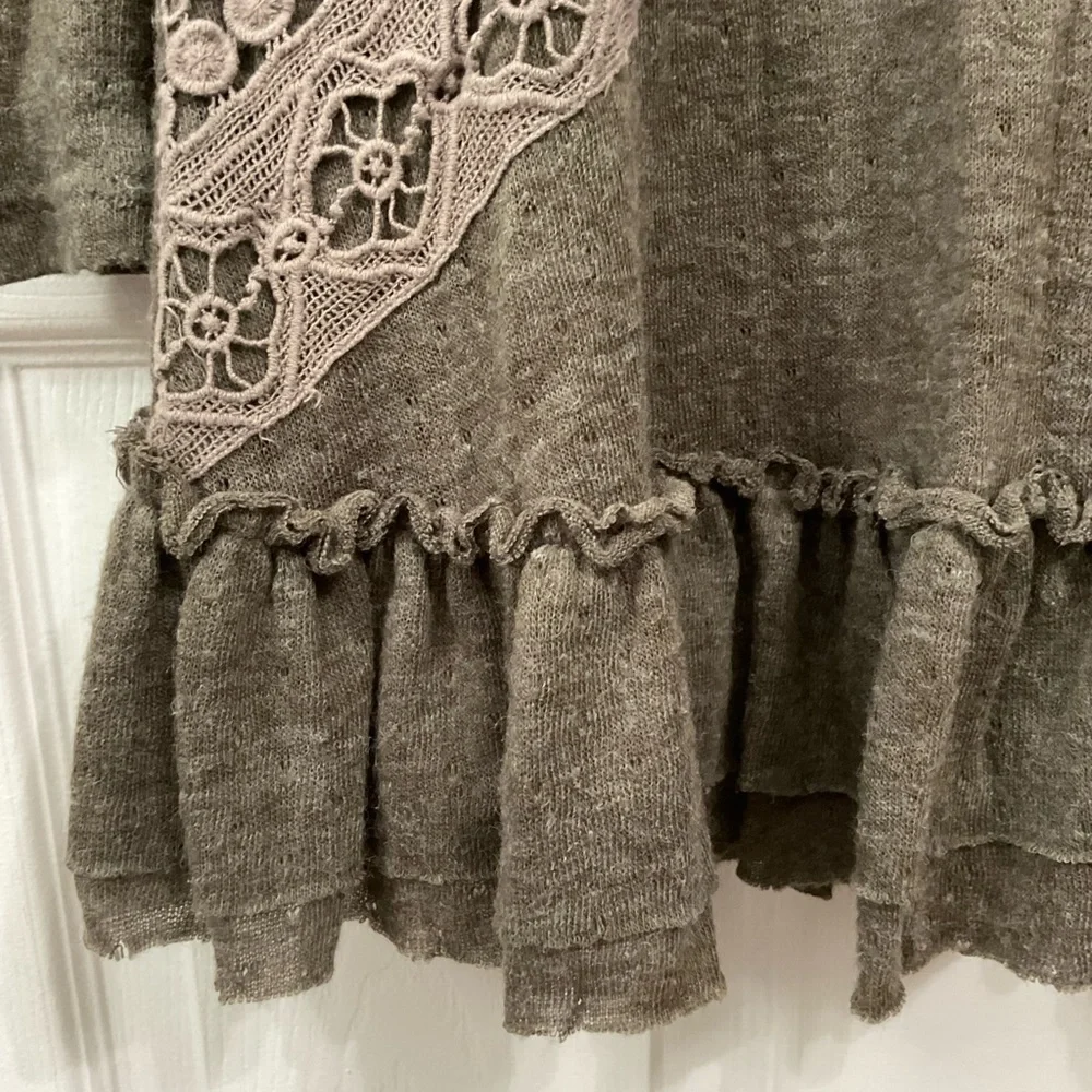 A’reve top. Long sleeve. Size L - Picture 4 of 7
